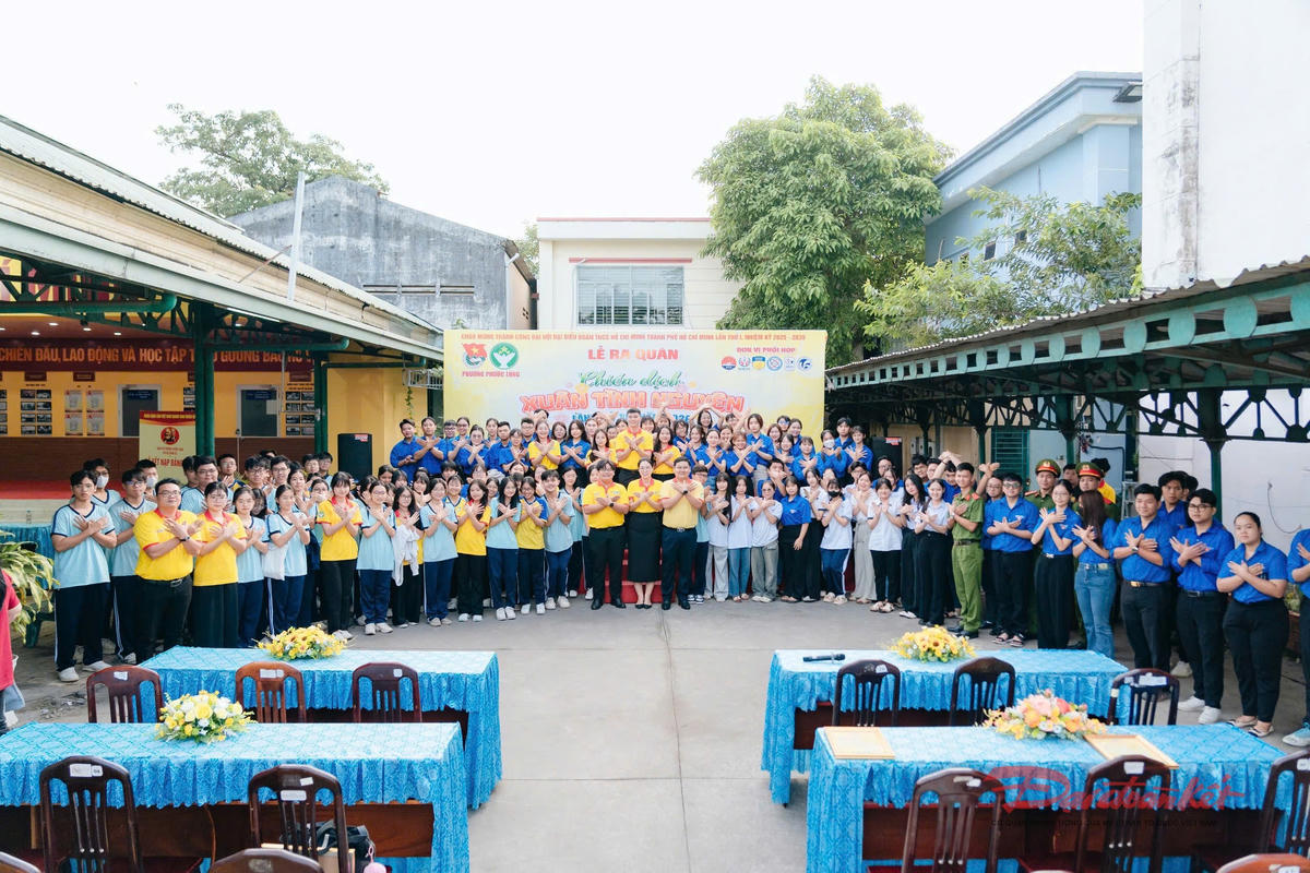 Các chiến sĩ tình nguyện chụp ảnh lưu niệm trước giờ lên đường. Ảnh: T.L