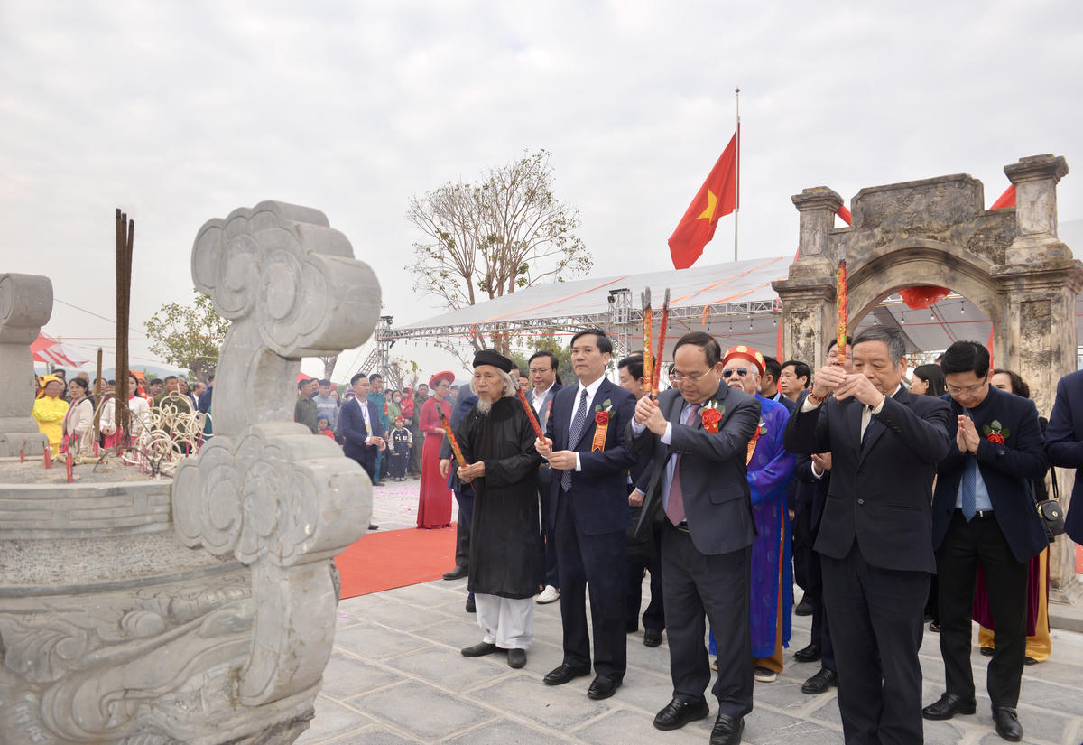 Các đại biểu dâng hương tại Đền thờ Vua Lê Thái Tổ. Ảnh: Ngọc Anh.