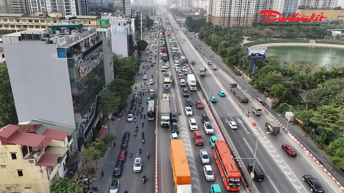Tuyến Vành đai 3 cũng ghi nhận mật độ phương tiện tăng cao, nhiều lúc các phương tiện phải di chuyển chậm.