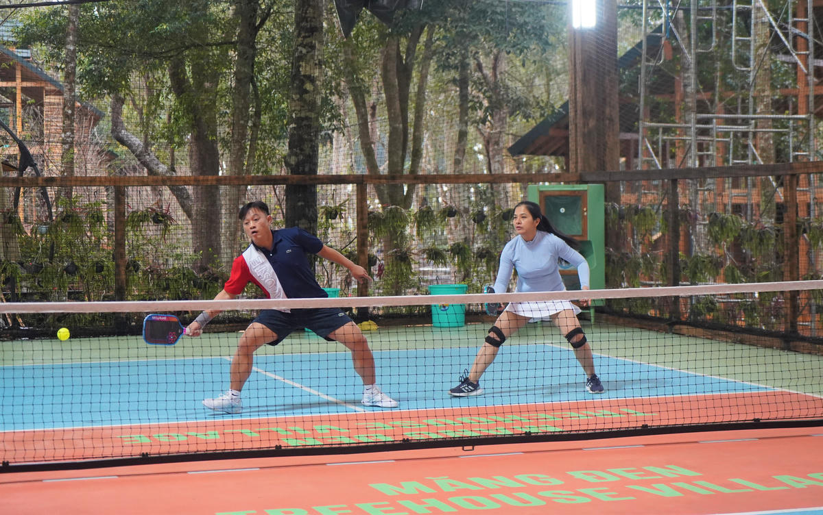Vận động viên đang thi đấu Giải Pickleball “Chung tay Ươm mầm xanh Măng Đen”.