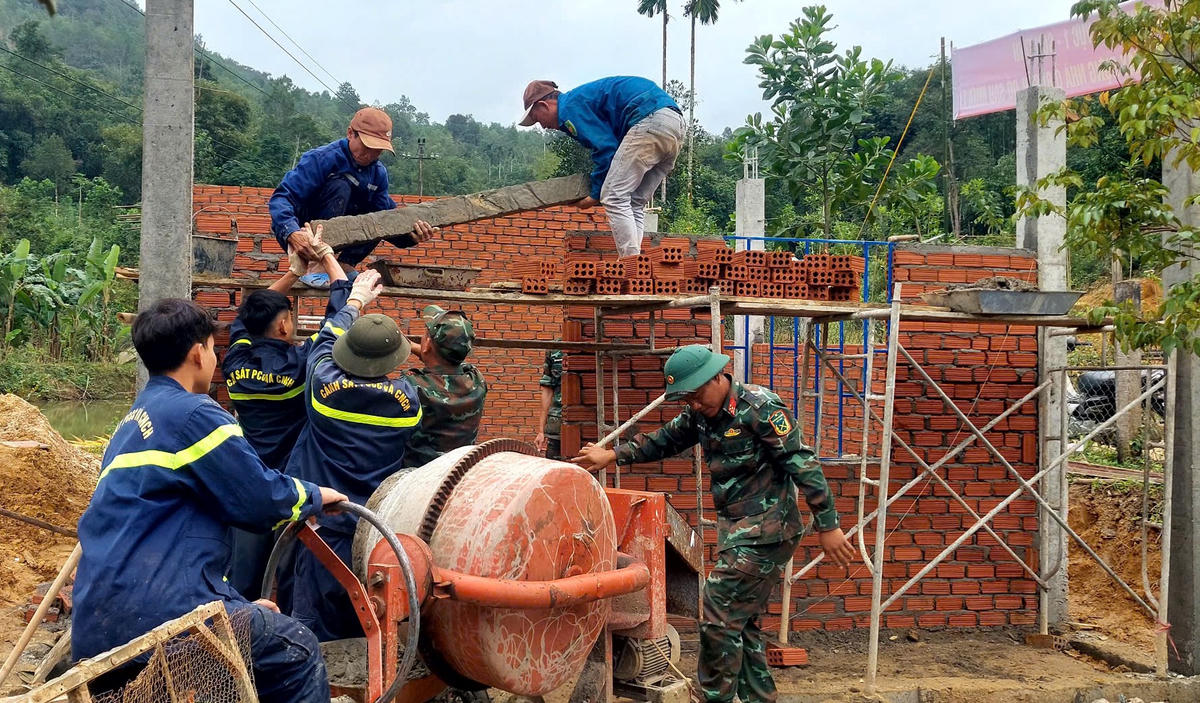 Lực lượng chức năng tỉnh Quảng Ngãi xây dựng nhà giúp người dân. Ảnh: C.V.