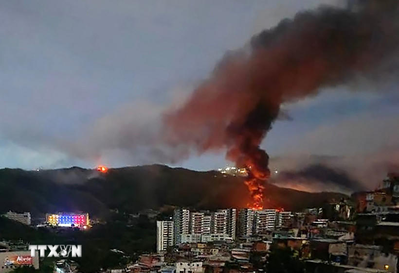 Khói lửa bốc lên tại khu phức hợp quân sự Fuerte Tiuna lớn nhất Venezuela, sau một loạt tiếng nổ ở thủ đô Caracas ngày 3/1/2026. (Ảnh: France24/TTXVN).