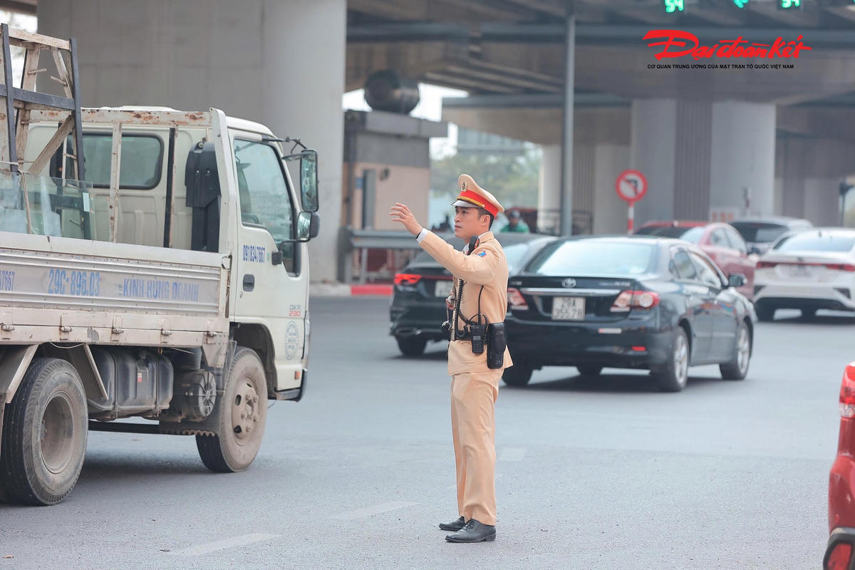 Lực lượng Cảnh sát giao thông được bố trí túc trực tại các nút giao trọng điểm, điều tiết kịp thời khi lưu lượng phương tiện tăng cao cục bộ vào một số khung giờ. Công tác phân luồng, hướng dẫn giao thông được triển khai đồng bộ, góp phần bảo đảm trật tự, an toàn cho người dân trong ngày cuối kỳ nghỉ.