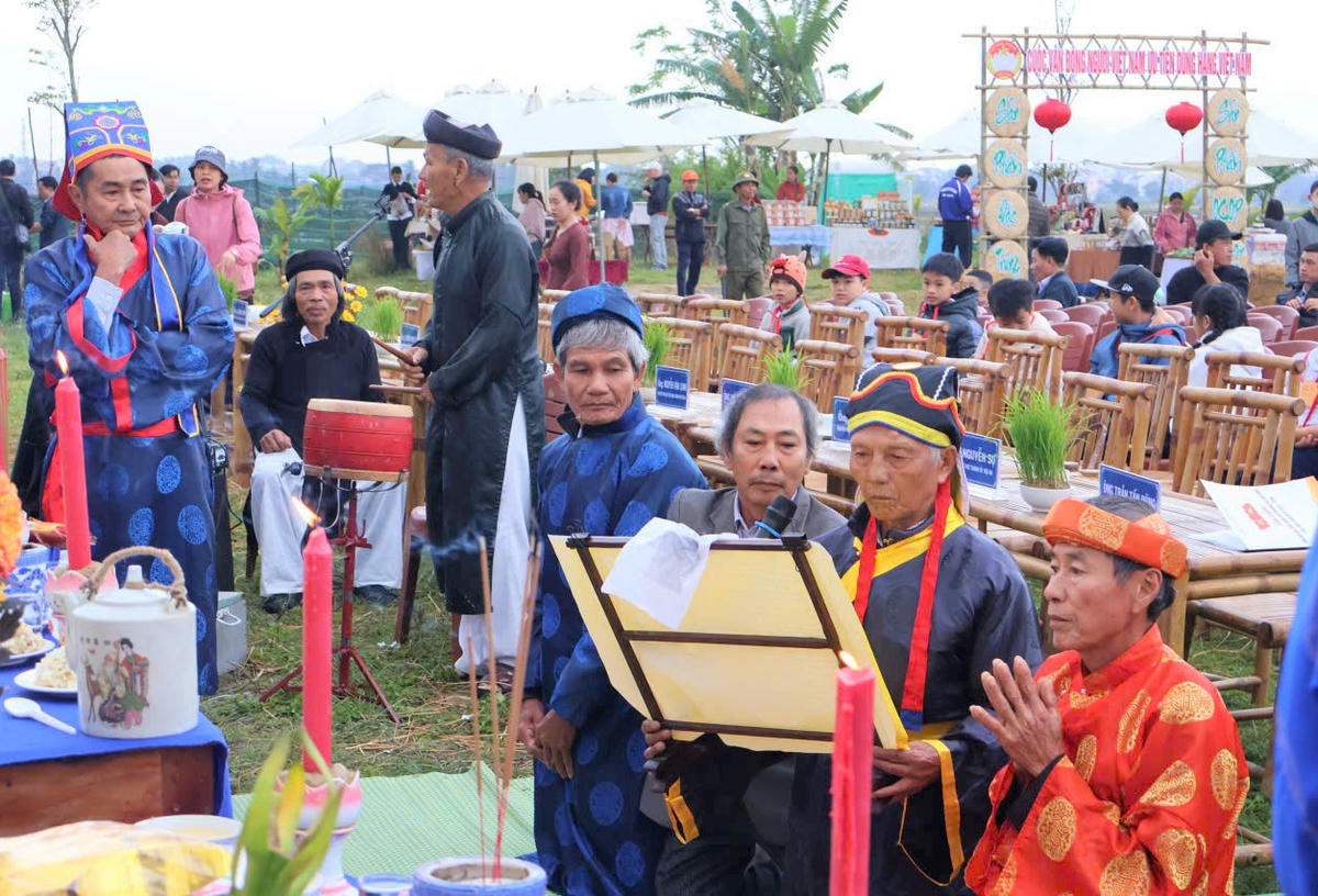 Các bô lão làm lễ cúng tại Lễ hội xuống đồng năm 2026. Ảnh: Tấn Thành.