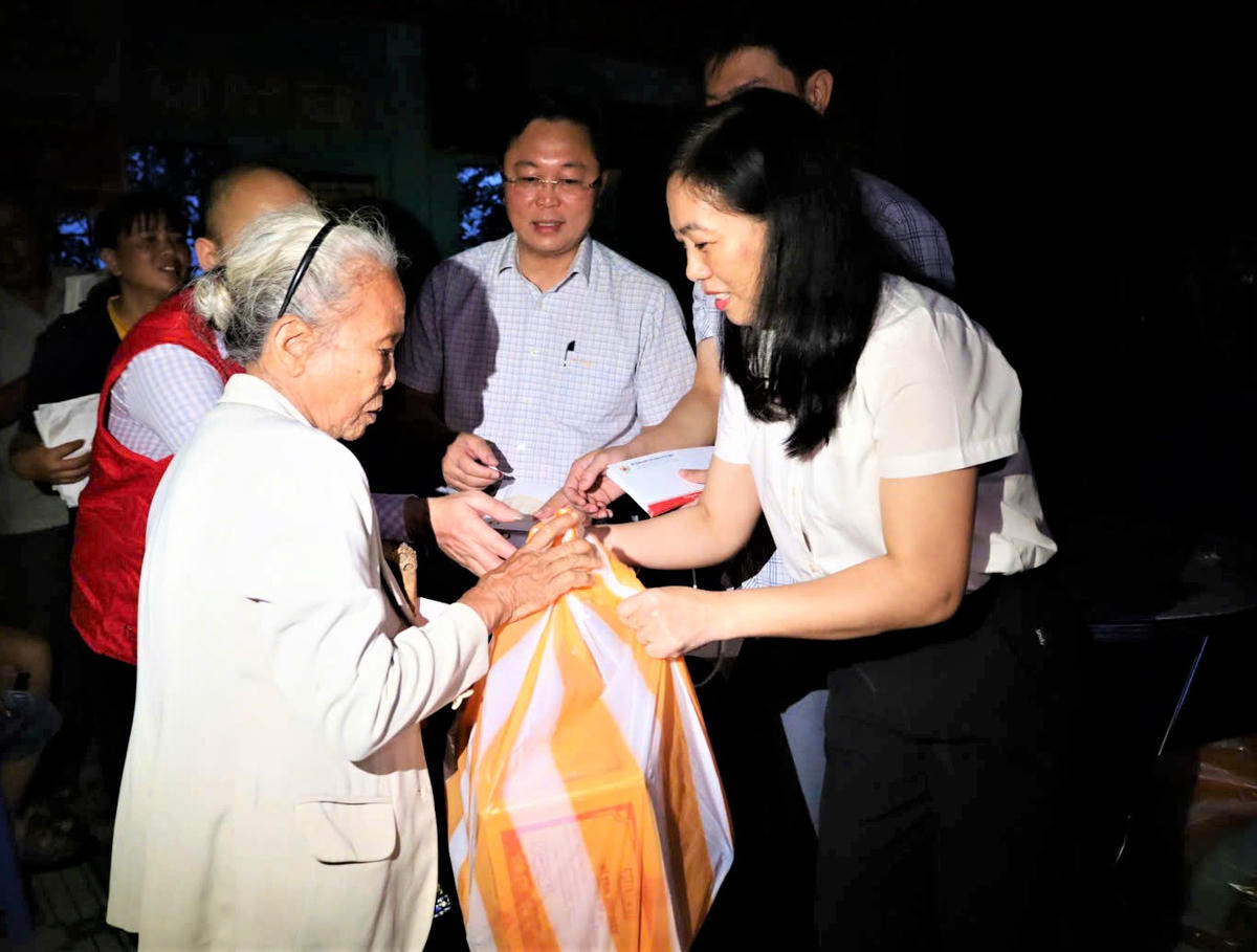 Bà Nguyễn Thị Thanh Phương - Phó Chủ tịch Ủy ban MTTQ Việt Nam TP Đà Nẵng tặng quà người dân vùng lũ. Ảnh: Nguyễn Tín.