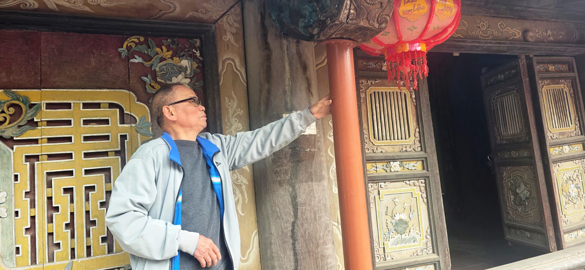 Ở phần mái trước, các đầu kèo đã bị mục rỗng và đứt gãy, đe dọa kéo sập cả phần mái tiền. Ảnh: Nguyễn Chung.