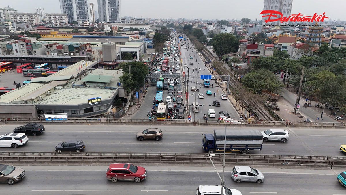 Tại đường Ngọc Hồi tình trạng ùn ứ bắt đầu diễn ra từ 17h.