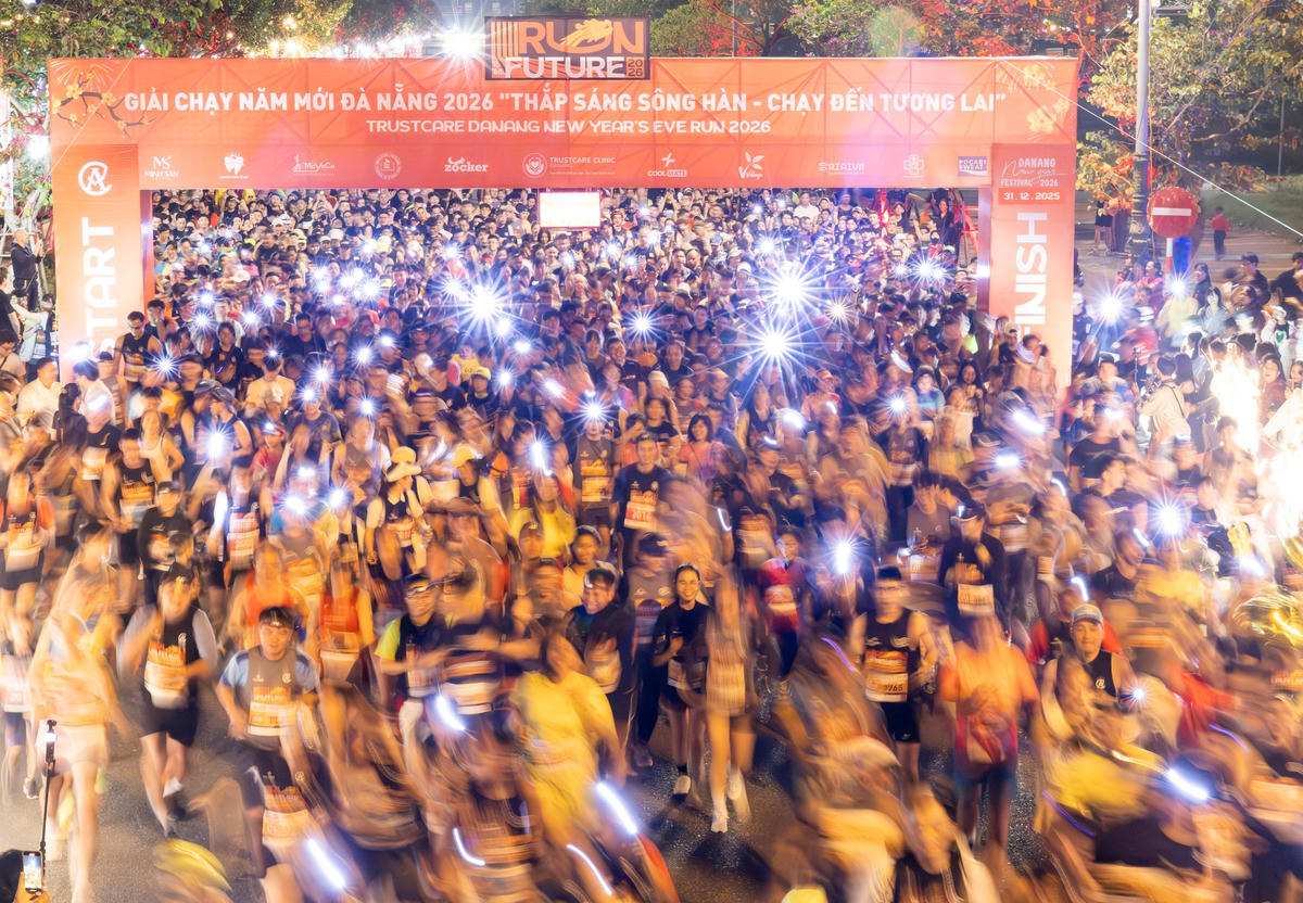 Giải chạy “Thắp sáng sông Hàn - Chạy đến tương lai” xuất phát từ Phố đi bộ Bạch Đằng. Ảnh: Nguyễn Tú.
