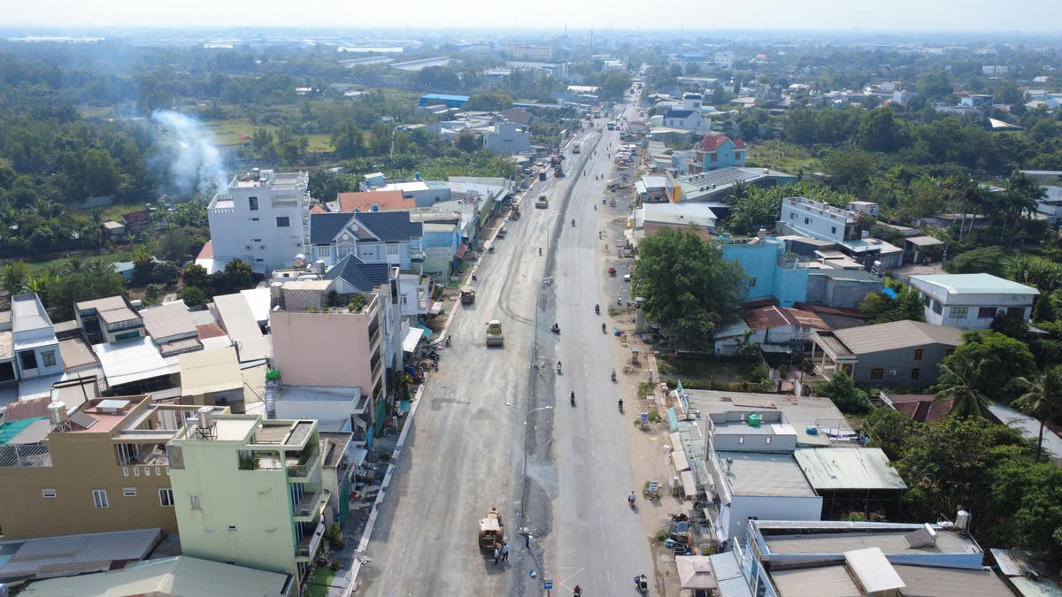 Đường quốc lộ 50 được mở rộng hơn gấp 2 lần so với trước đó nhằm tạo hành lang kết nối thuận lợi với tỉnh Tây Ninh, Đồng Tháp. Ảnh: Đ.Xá.