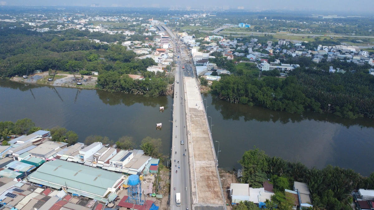 Cầu Ông Thìn nối TP Hồ Chí Minh và tỉnh Tây Ninh mới, nằm sát bên cầu Ông Thìn cũ quy mô nhỏ hẹp. Ảnh: Đ.Xá.