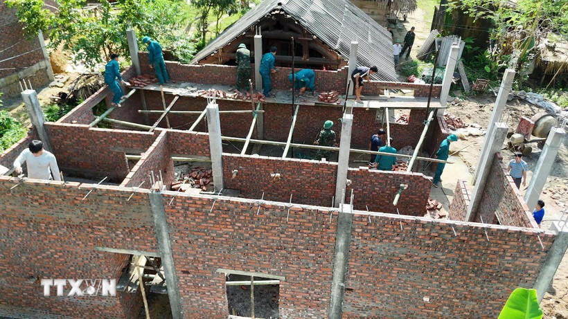 Lực lượng thuộc Bộ Chỉ huy quân sự tỉnh Phú Thọ chung sức giúp đồng bào xóa nhà tạm, nhà dột nát tại xã Xuân Đài. (Ảnh: Đào An/TTXVN).