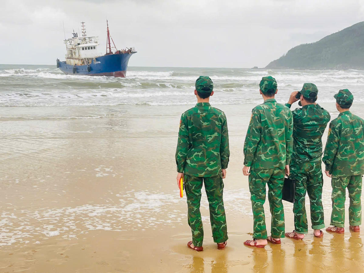 Tàu cá vỏ sắt trôi dạt mắc cạn tại Cảng Dung Quất. Ảnh: CV.