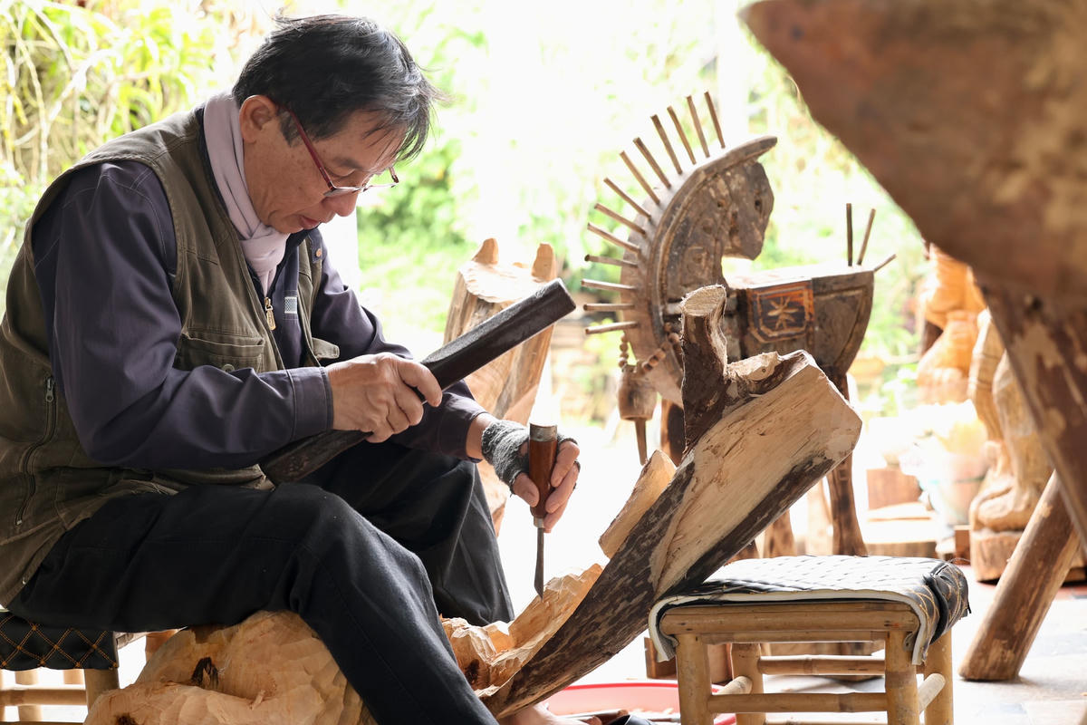 Nhà nghiên cứu văn hóa Đặng Minh Tâm miệt mài hoàn thiện bộ tượng ngựa gỗ để trưng bày tại Văn Miếu - Quốc Tử Giám.