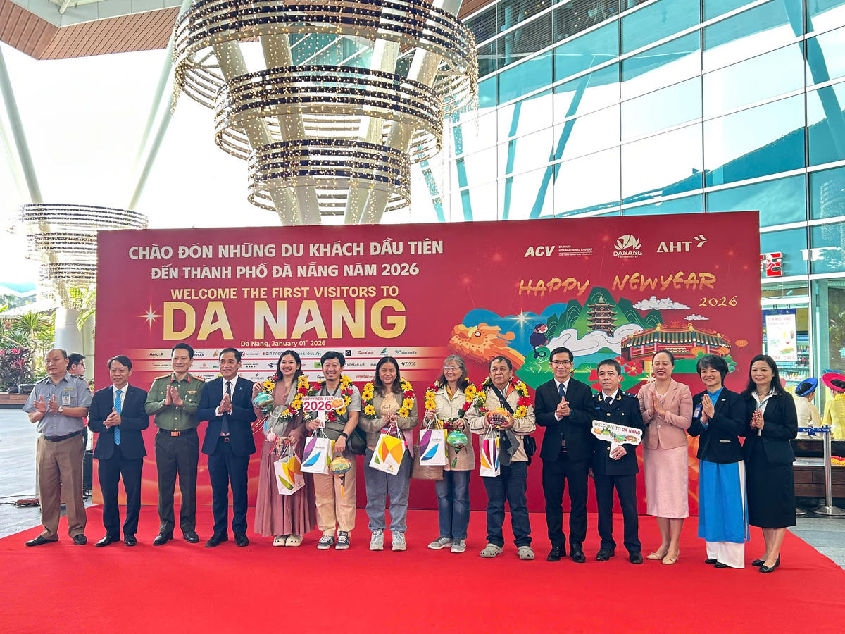 Chào đón du khách xông đất Đà Nẵng dịp Tết Dương lịch tại Ga đến quốc tế sân bay Đà Nẵng. Ảnh: Triều Phạm.
