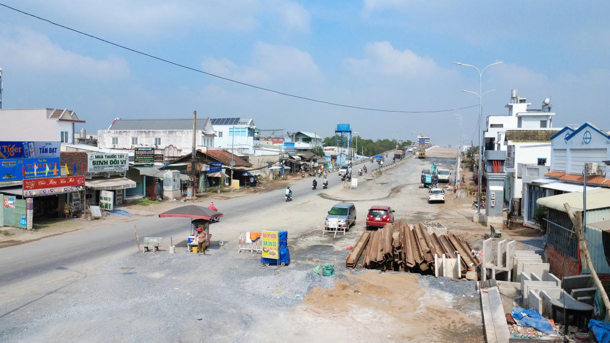 Khu vực giáp ranh với tỉnh Tây Ninh đang gấp rút thi công. Ảnh: Đ.Xá.