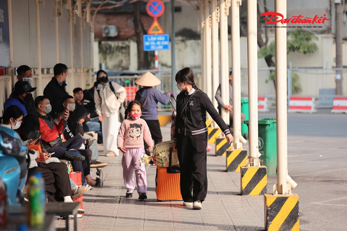 Theo ghi nhận của PV Báo Đại đoàn kết tại các bến xe lớn như Mỹ Đình, Giáp Bát, Nước Ngầm, lượng hành khách trở lại Thủ đô tăng nhẹ so với những ngày trước đó nhưng không xảy ra tình trạng quá tải. Khu vực sảnh chờ, quầy vé và lối ra vào bến xe trật tự, phương tiện ra vào nhịp nhàng. Các tuyến xe khách hoạt động đúng biểu đồ, không ghi nhận tình trạng chen lấn hay ùn ứ kéo dài.