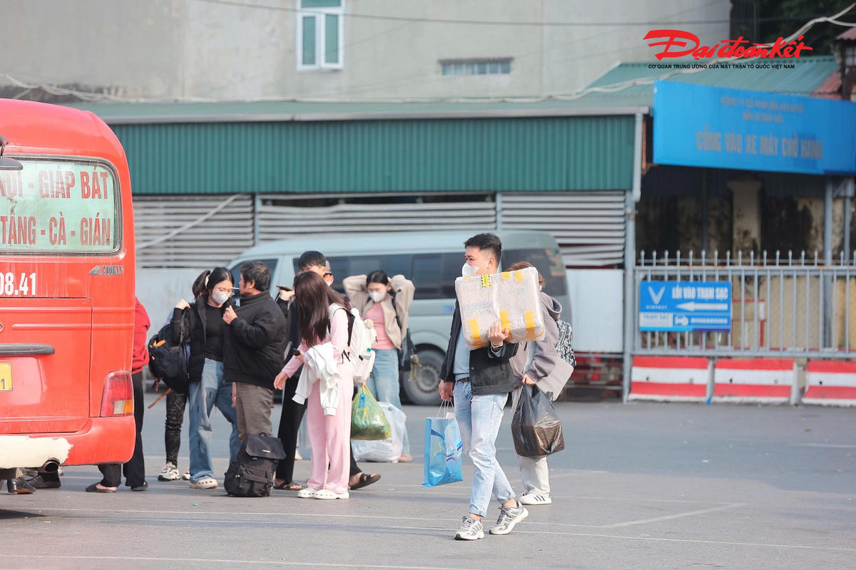 Tại bến xe Giáp Bát nhiều hành khách lỉnh kỉnh đồ đạc quay trở lại Hà Nội.