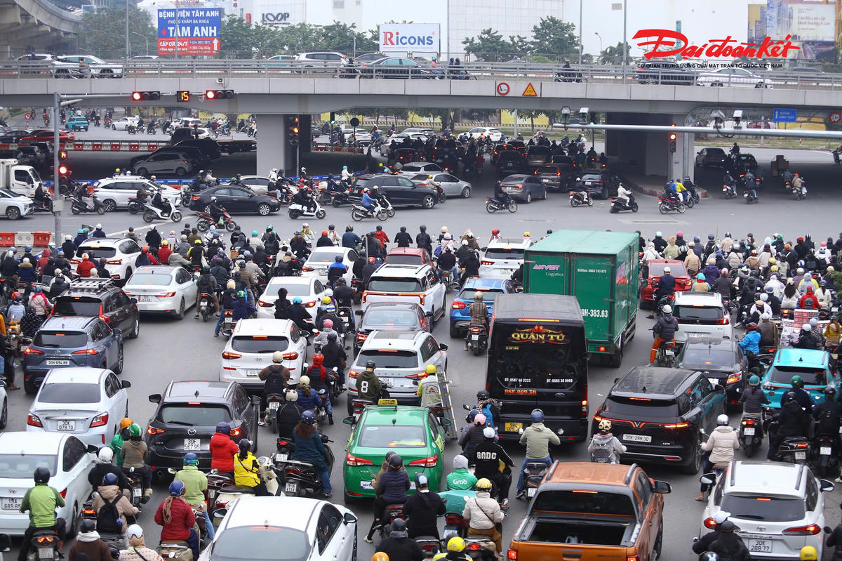 Tại khu vực nút giao Cầu Giấy lưu lượng phương tiện cũng tăng mạnh, nhưng hầu hết người dân đều chấp hành Luật giao thông.