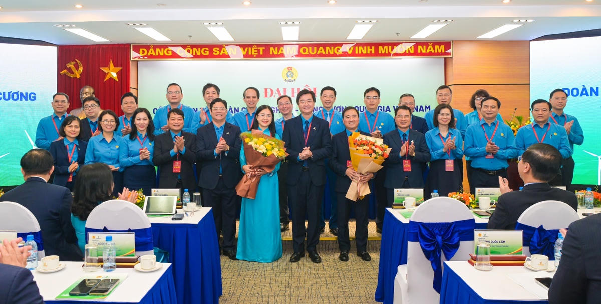 Ban Chấp hành Công đoàn Petrovietnam khóa VIII, nhiệm kỳ 2025-2030 ra mắt Đại hộiLãnh đạo Công đoàn Petrovietnam tri ân các đồng chí trong BCH Công đoàn khóa VII không tham gia Ban Chấp hành nhiệm kỳ 2025-2030