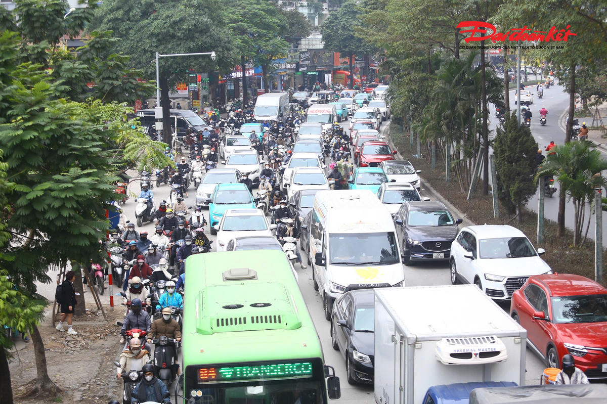 Tại tuyến đường Nguyễn Hoàng xảy ra ùn ứ kéo dài, dòng phương tiện lưu thông khó khăn tại một số thời điểm.