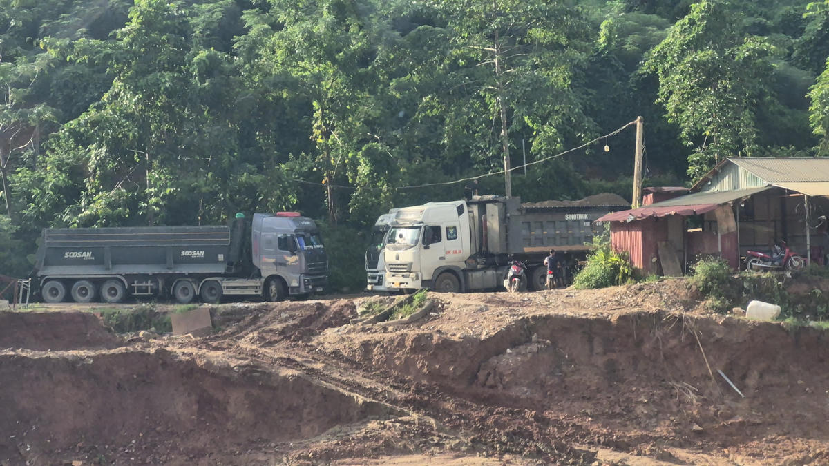 Các xe quá khổ, quá tải hoạt động ngày thêm ở các mỏ cát trên địa bàn xã Phúc Khánh, nhưng không thấy bóng dáng cơ quan chức năng.