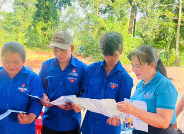 Tuyên truyền chính sách BHXH đến với người dân. Ảnh: T.D