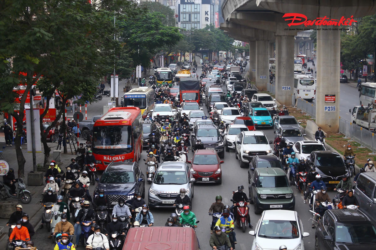 Xe máy, ô tô chen chúc nhau di chuyển vào lúc 8h30.