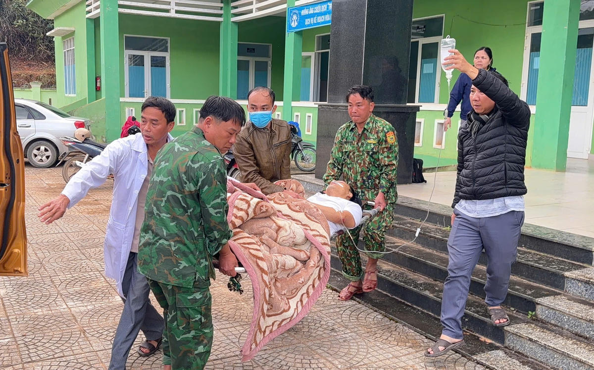 Lực lượng chức năng đưa anh Pơ Loong S. đến bệnh viện cấp cứu. Ảnh: CV.