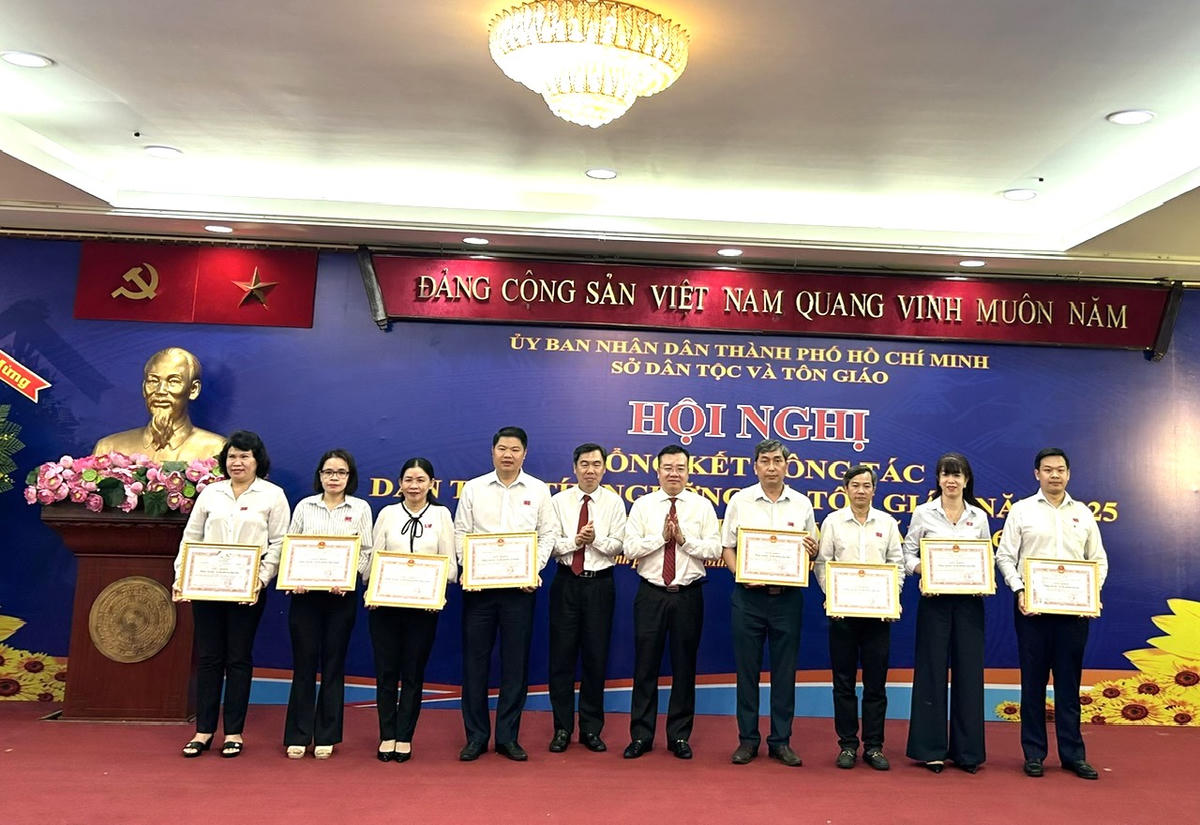 Trao khen thưởng cho các tập thể có những đóng góp xuất sắc trong công tác dân tộc, tín ngưỡng, tôn giáo. Ảnh: Q.Đ.