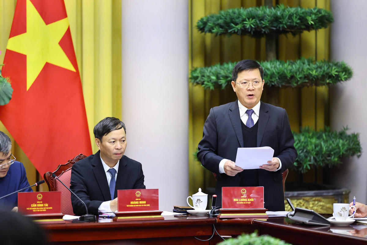 Thứ trưởng Bộ Tư pháp Mai Lương Khôi phát biểu tại họp báo. Ảnh: Minh Đức