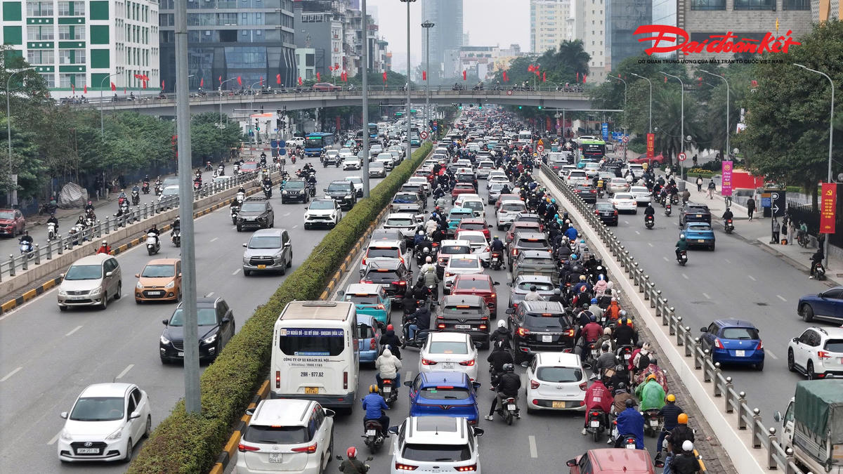 Hình ảnh dòng phương tiện di chuyển về tuyến đường Trần Duy Hưng lúc 8h.