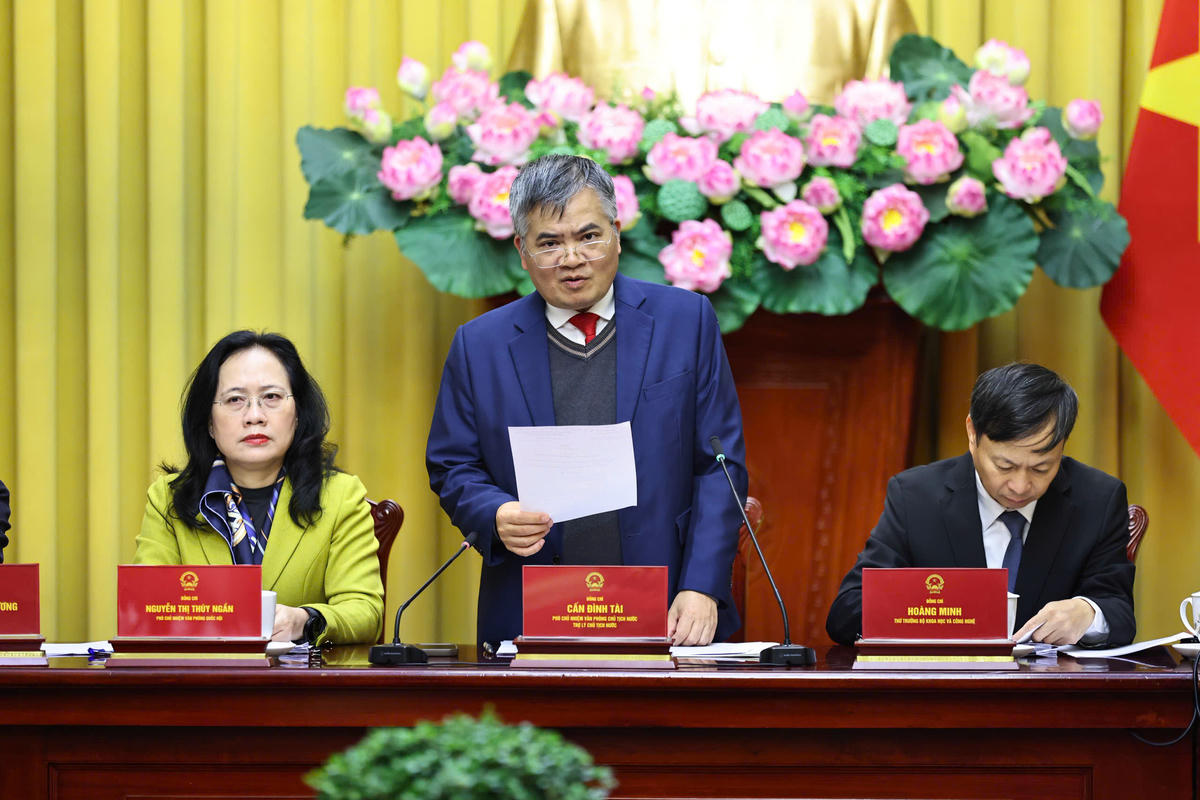 Phó Chủ nhiệm Văn phòng Chủ tịch nước Cấn Đình Tài công bố Lệnh của Chủ tịch nước. Ảnh: Minh Đức