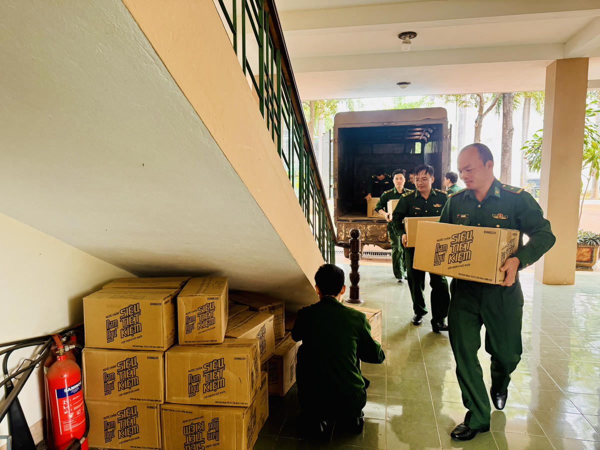 1.000 chai nước mắm của Công ty Cổ phần Tập đoàn Masan – nhãn hiệu nước mắm Nam Ngư đã được tập kết về Ban Chỉ huy Bộ đội Biên phòng Đắk Lắk. Ảnh: Thanh Nga.