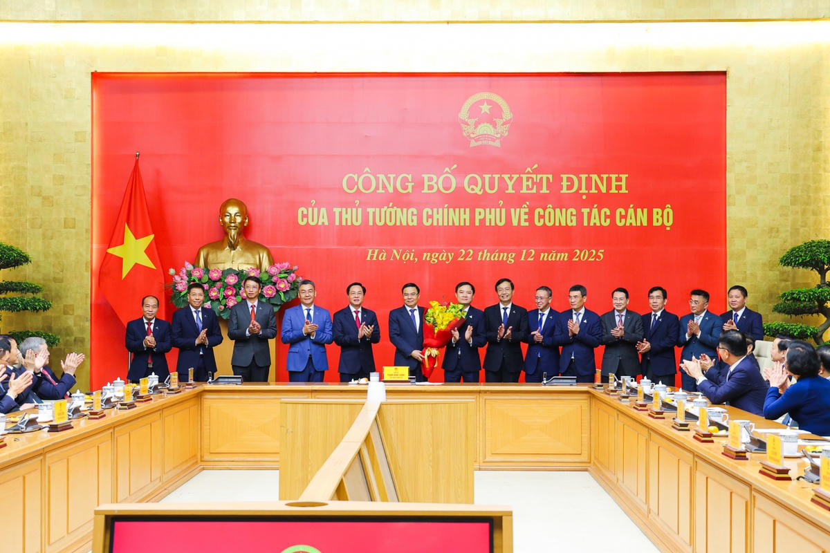 Tập thể Ban Thường vụ Đảng ủy, Hội đồng thành viên, Ban Tổng Giám đốc Petrovietnam chúc mừng đồng chí Lê Mạnh Hùng, tân Bí thư Đảng ủy, Quyền Bộ trưởng Bộ Công Thương