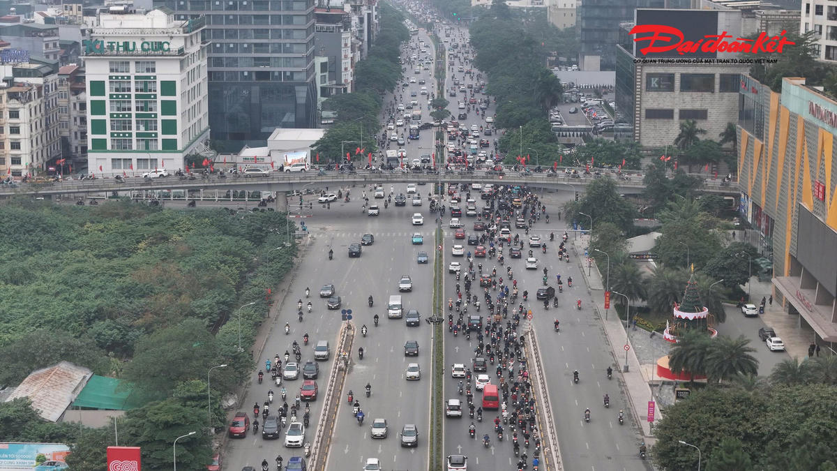 Theo ghi nhận của PV Báo Đại đoàn kết từ sáng sớm ngày 5/1, tại các trục đường huyết mạch như Giải Phóng, Nguyễn Trãi, Tây Sơn, Trường Chinh, Phạm Văn Đồng, vành đai 3…, mật độ phương tiện tăng so với những ngày nghỉ lễ nhưng không xảy ra tình trạng ùn tắc kéo dài. Các nút giao lớn như Ngã Tư Sở, Kim Liên – Xã Đàn, Cầu Giấy, Mai Dịch hay khu vực cửa ngõ phía Nam Thủ đô đều lưu thông tương đối ổn định.