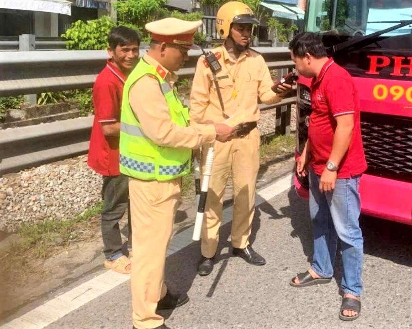 Lực lượng Cảnh sát giao thông, Công an TP Đà Nẵng kiểm tra nồng độ cồn tài xế xe chở khách. Ảnh: CA TP Đà Nẵng.