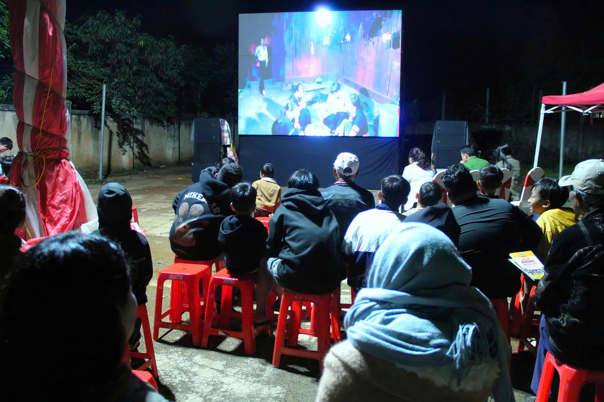 Chiếu phim lưu động về vấn đề TH-HNCHT trong vùng đồng bào DTTS tỉnh Đắk Lắk, thu hút đông đảo người dân tham gia với đầy đủ các lứa tuổi.