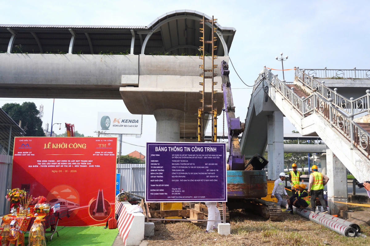 Khu vực xây dựng thang máy ở cầu vượt đi bộ của tuyến metro số 1. Ảnh: M.T.