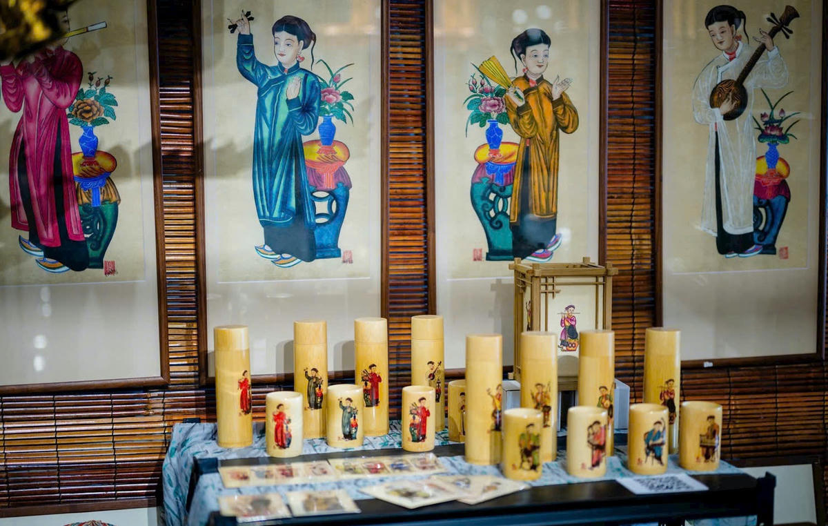 Tranh dân gian được vẽ trên những vật dụng như cốc, bình nước, đèn… Ảnh: P. Sỹ