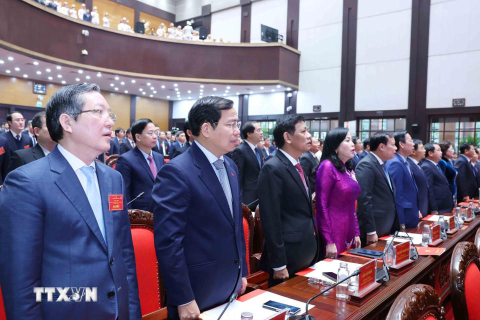 Đại biểu tham dự Lễ kỷ niệm thực hiện nghi thức chào cờ. (Ảnh: Phương Hoa/TTXVN)