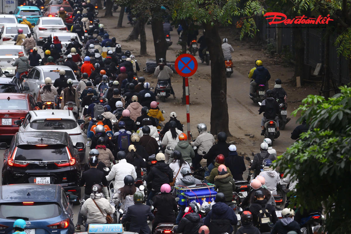 Do xảy ra ùn ứ kéo dài, nhiều người dân đã di chuyển xe trên vỉa hè.