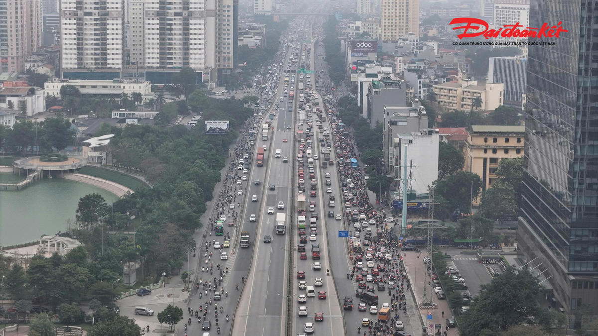 Tuyến đường Vành đai 3 trên cao, tuy lượng phương tiện đông đúc, nhưng các phương tiện vẫn di chuyển thuận lợi.