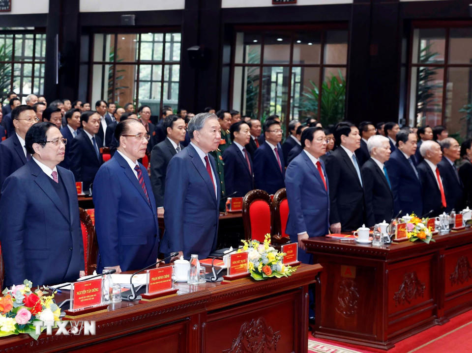 Tổng Bí thư Tô Lâm và các đại biểu thực hiện nghi lễ chào cờ. (Ảnh: Thống Nhất/TTXVN)