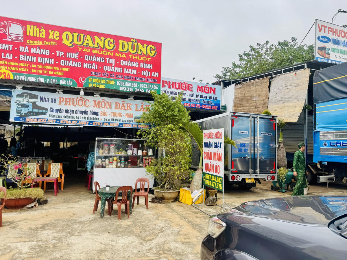 Nhà xe Phước Môn tại Đắk Lắk đã hỗ trợ vận chuyển miễn phí 1.000 chai nước mắm từ Hà Nội vào Đắk Lắk. Ảnh: Thanh Nga.