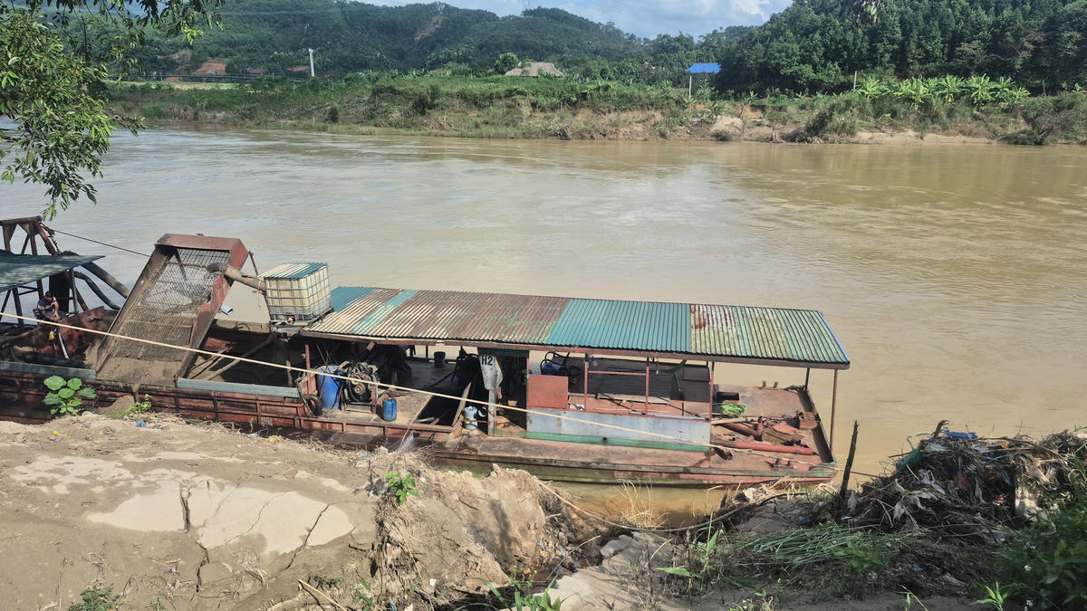 Tàu hút cát hoạt động gần bờ tại mỏ cát Công ty TNHH MTV dịch vụ Tân Hưng Thịnh.