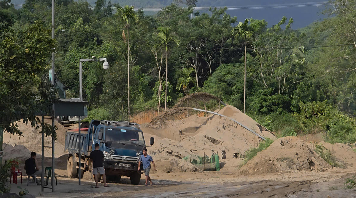 Bãi tập kết cát trái phép, hoạt động như bến thuỷ nội địa của Công ty TNHH MTV dịch vụ Tân Hưng Thịnh.