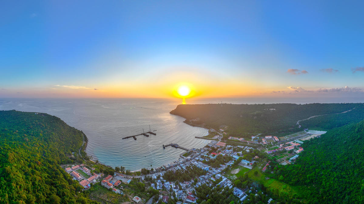 Nằm ở vị trí chiến lược đặc biệt quan trọng nơi Tây Nam Tổ quốc, Thổ Châu không chỉ là “cột mốc sống” khẳng định chủ quyền biển, đảo, mà còn là điểm tựa cho ngư dân vươn khơi. Những năm gần đây, với sự quan tâm của Đảng, Nhà nước và các lực lượng, Thổ Châu đang từng bước rút ngắn khoảng cách với đất liền. Ảnh:&nbsp;Phương Vũ.