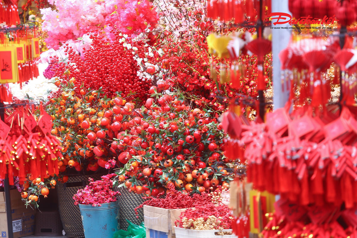 Hoa giả có mức giá từ 10.000 - 30.000 đồng/cành.