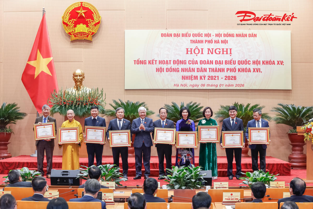 Phó Chủ tịch Thường trực Quốc hội Đỗ Văn Chiến đã trao Bằng khen của Ủy ban Thường vụ Quốc hội đối với 3 tập thể, 7 cá nhân của TP. Hà Nội có thành tích xuất sắc trong hoạt động của Đoàn ĐBQH Khoá XV.