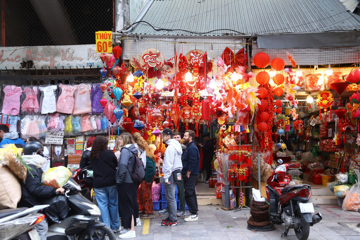 Không chỉ người dân Thủ đô, chợ Hàng Mã còn thu hút đông đảo du khách trong và ngoài nước. Với nhiều du khách quốc tế, đây là điểm dừng chân thú vị để khám phá văn hóa Tết Việt Nam. Những sắc đỏ, sắc vàng rực rỡ, những vật phẩm mang ý nghĩa tâm linh và phong tục truyền thống mang đến cho họ cái nhìn sinh động về đời sống tinh thần của người Việt mỗi dịp năm mới.